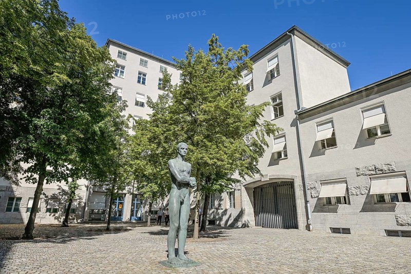 Statue of Richard Scheibe, Federal Ministry of Defence, Bendlerblock, German Resistance Memorial, Stauffenbergstraße, Tiergarten, Mitte, Berlin, Germany, Europe