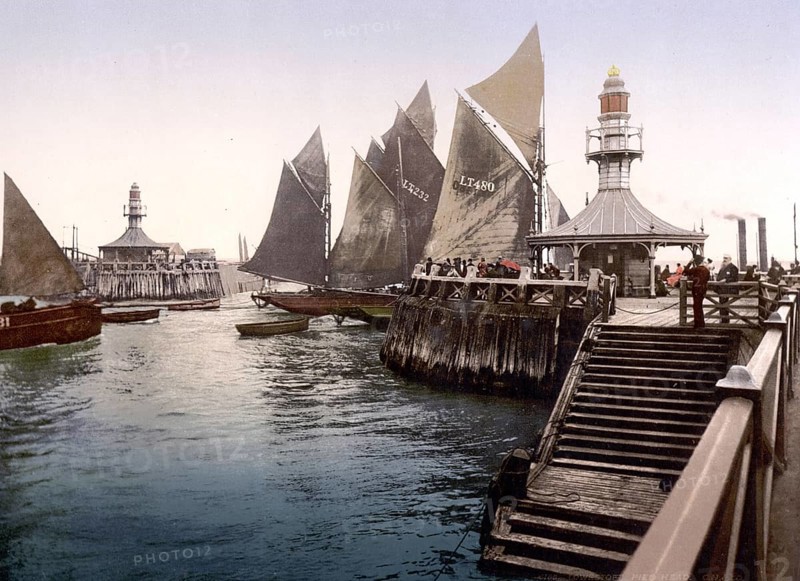 Pierkopf, I., Lowestoft, England / Pier head, England, Historic, digitally restored reproduction from a 19th century original, 1880, Record date not stated