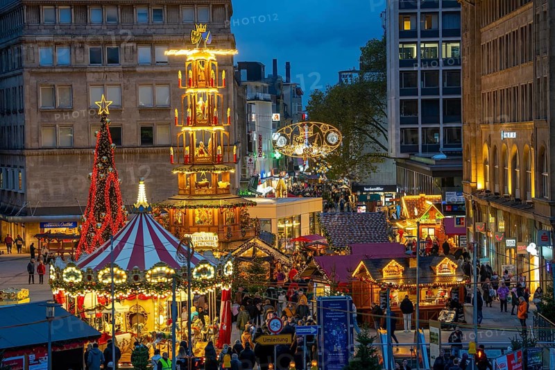 Pre-Christmas season, Christmas market in the city centre of Essen, Willy-Brandt-Platz, pedestrian zone Kettwiger Straße, Christmas lighting, Essener Lichtwochen, North Rhine-Westphalia, Germany, Europe