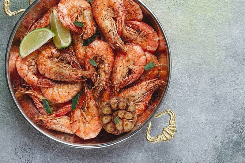 Fried king prawns, in shell, with spices, size 30/40, unpeeled shrimp, homemade, no people