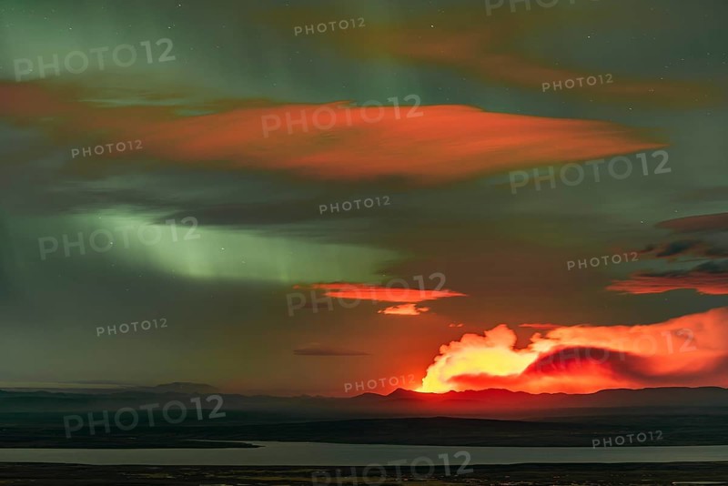 Northern Lights and nocturnal firelight of the Holuhraun fissure eruption north of Bárðarbunga volcano, Suður-Þingeyjarsýsla, Icelandic Highlands, North-East Iceland, Iceland, Europe