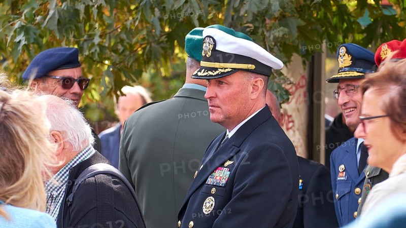 Greek naval officer in uniform talking to several people, Visit of the Federal President Frank-Walter Steinmeier in Kandanos on 31 October 2024, Federal President, Frank-Walter Steinmeier, memorial, war crimes, Nazis, Wehrmacht crimes, World War II, Kandanos, southwest Crete, Crete, Greek islands, Greece, Europe
