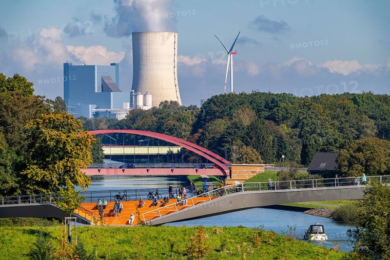 New bridge over the Rhine-Herne Canal and the Emscher, leap over the Emscher, bicycle and pedestrian bridge, 412 metres long, at the so-called Emscherland, Castrop-Rauxel water cross, background: UNIPER coal-fired power station Datteln 4, North Rhine-Westphalia, Germany, Europe