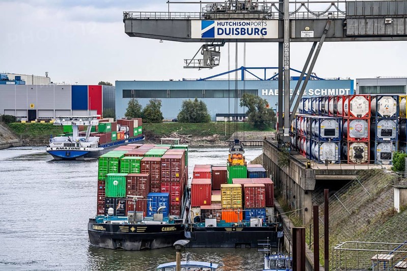 Port of Duisburg Ruhrort, Container freighter being loaded and unloaded at DeCeTe, Duisburg Container Terminal, Duisport, Duisburger Hafen AG, Duisburg, North Rhine-Westphalia, Germany, Europe