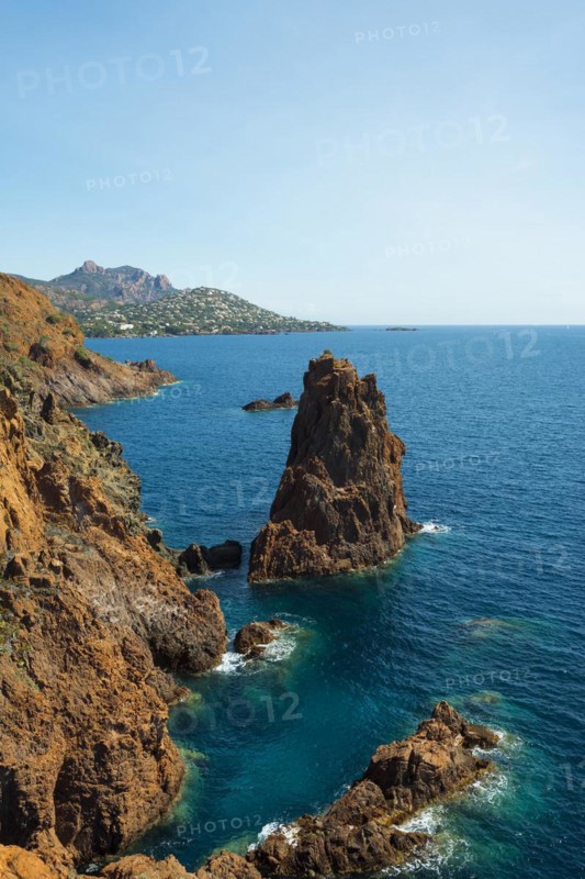 Coast and red rocks, Cap du Dramont, Massif de l'Esterel, Esterel Mountains, Département Var, Région Provence-Alpes-Côte d'Azur, France, Europe