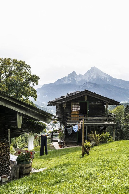 Historic wooden house, view of the Watzmann, Berchtesgarden Alps, Berchtesgaden, Berchtesgadener Land, Upper Bavaria, Bavaria, Germany, Europe