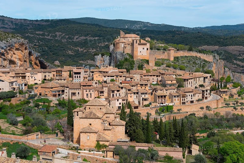 Medieval village with an impressive castle on a hill surrounded by green nature, collegiate church on the hill, Colegiata de Santa María la Mayor, Alquézar, Alquezar, Huesca, Aragón, Aragon, Pyrenees, Spain, Europe