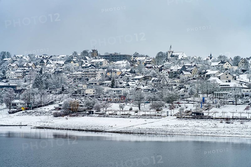 Snowy winter landscape on the Sorpe near Langscheid, Sundern, Hochsauerlandkreis, North Rhine-Westphalia