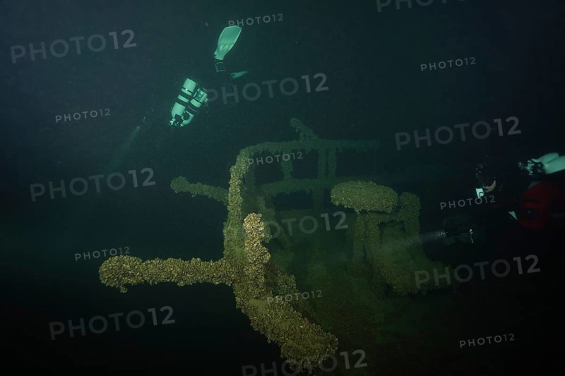 Divers explore the shipwreck of an old ship in deep water overgrown with mussels, quagga triangle mussel (Dreissena rostriformis bugensis), invasive species, dive site wreck of the Jura, Lake Constance, Bottighofen, Switzerland, Münsterlingen, Germany, Europe