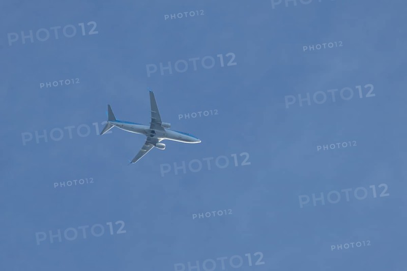Boeing 737 jet passenger aircraft of TUI holidays flying in a blue sky, England, United Kingdom, Europe