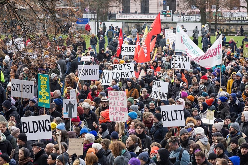 Participants with a large number of signs at the starting point in the Lustgarten during the #unkürzbar! Demonstration against the Berlin Senate's austerity plans, Berlin, 15.12.2024. The Senate plans to cut around 10% of Berlin's 2025 budget, including in the areas of culture, education, transport and climate protection
