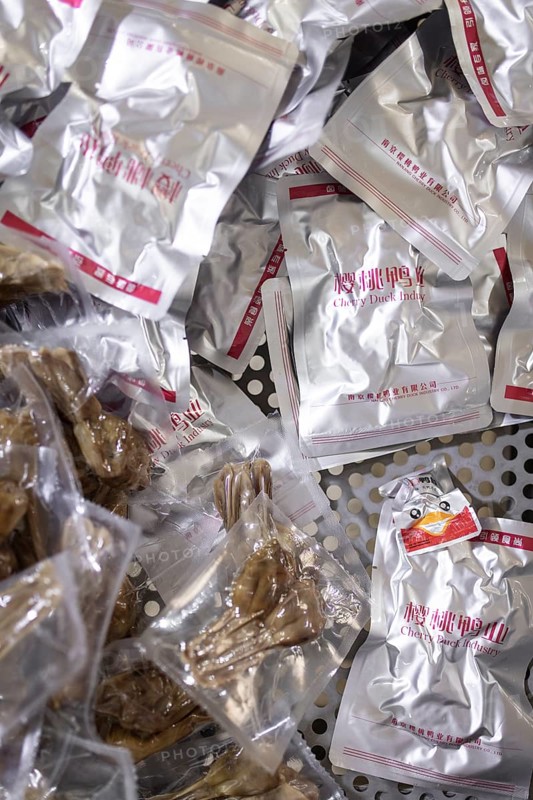 Production of salted duck heads in the Nan Jing Ying Tao Yo Co. Ltd. factory, a popular snack, the frozen ducks come from the duck farms, are salted, brined, dried and scalded, Nanjing, China, Asia