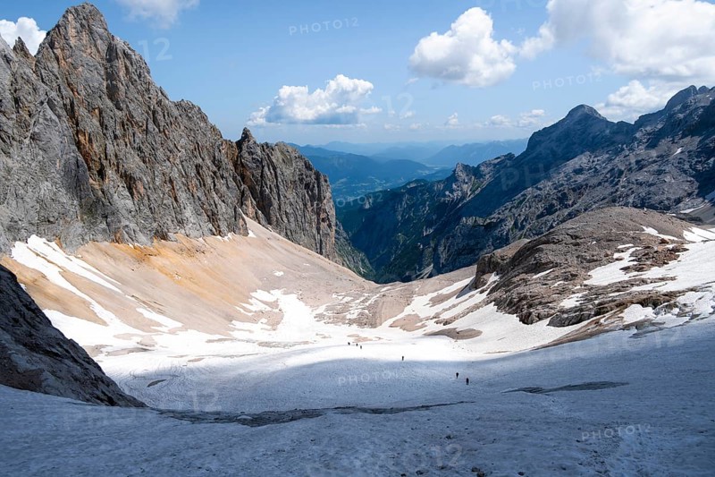 Snow field, mountain basin with glacier remnant of the Höllentalferner, Höllental, rocky mountain peaks, Höllental, Bavaria, Germany, Europe