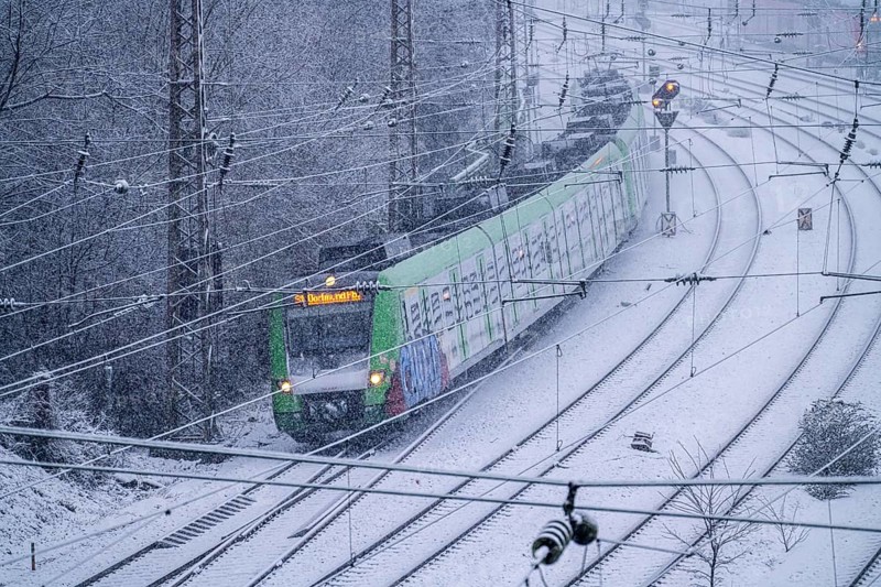 Winter weather, heavy snowfall, railway tracks in front of Essen main station, S-Bahn train, North Rhine-Westphalia, Germany, Europe