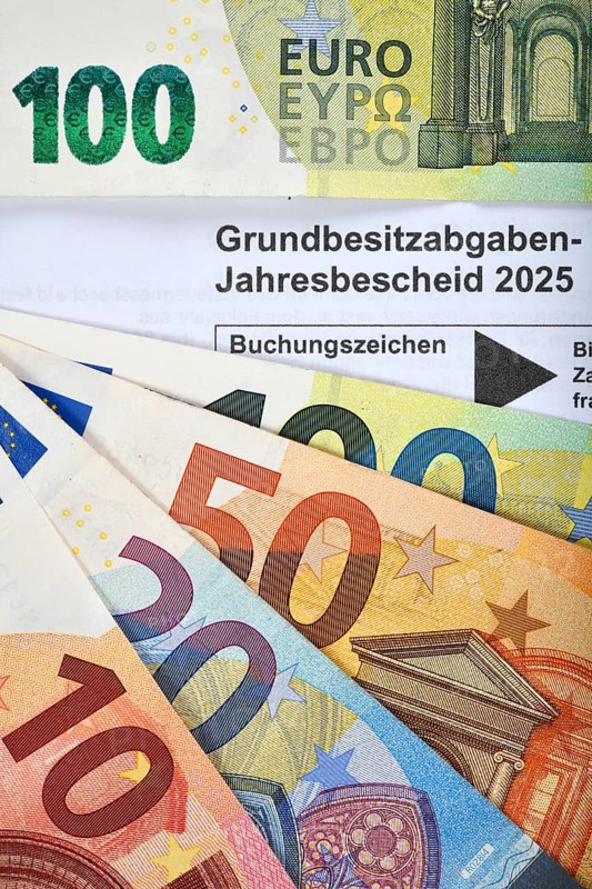 Property tax annual tax assessment 2025, symbolic image property tax reform, property tax, assessment, reform, tax assessment, tax office, banknotes, banknotes, EURO, Baden-Württemberg, Germany, Europe