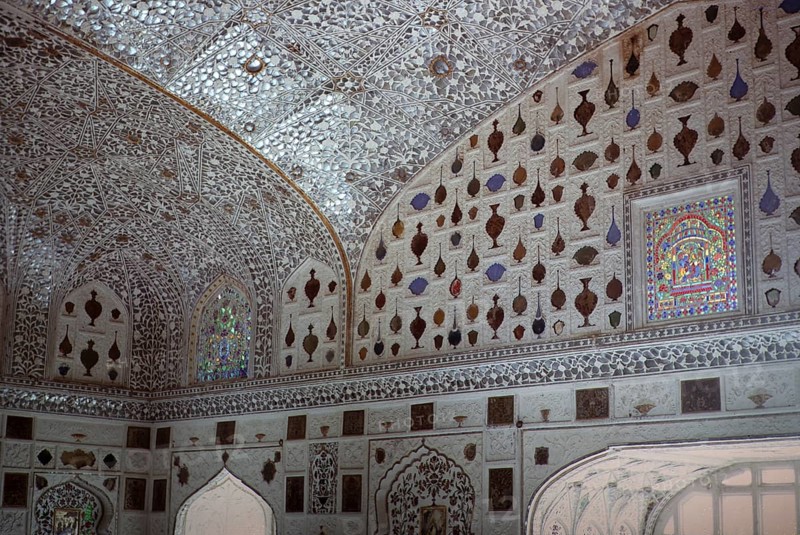 Mirror ceiling of the Mirror Palace, Amer or Amber Fort, Moghul Palace, Jaipur, Rajasthan. India 1971