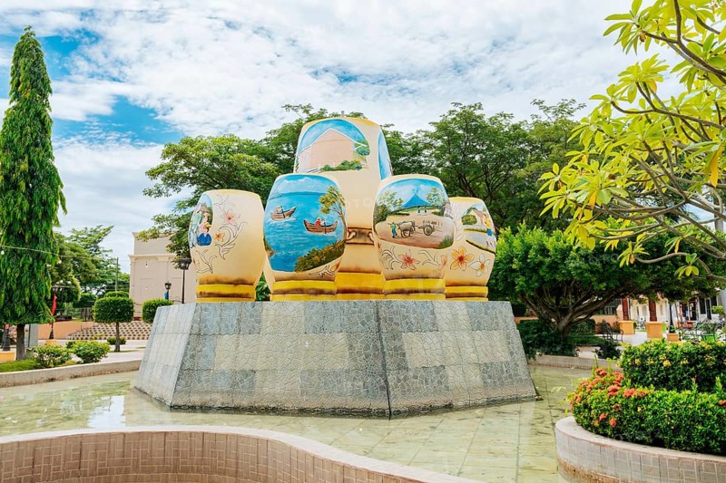 Artisanal gourds from a cultural source in Nagarote, Nicaragua. Cultural gourds in in a fountain. LAS JICARAS fountain in Nagarote park