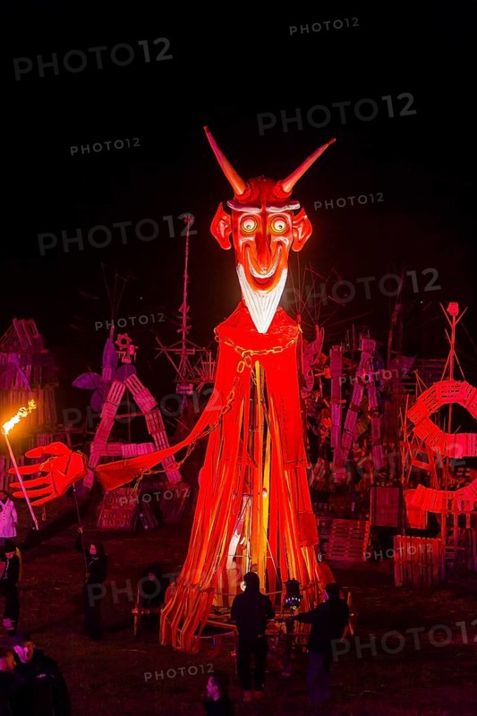 Grande Finale of the Travelling Theatre Festival on the Elbe Meadows