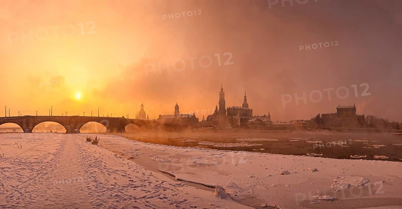 Dresden, morning fog over the Elbe. With temperatures as low as 20 degrees below zero, the Elbe offered a special natural spectacle in the winter of 2012