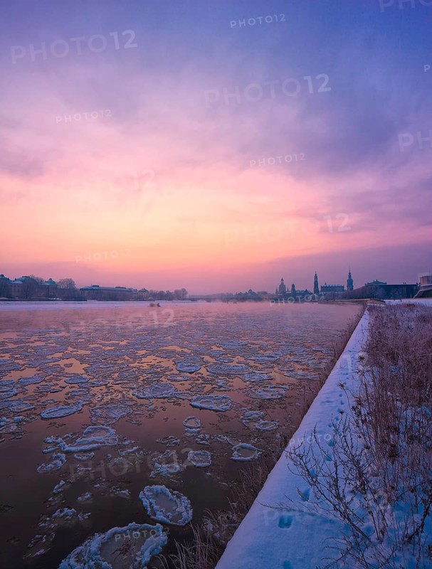 Dresden, morning fog over the Elbe. With temperatures as low as 20 degrees below zero, the Elbe offered a special natural spectacle in the winter of 2012