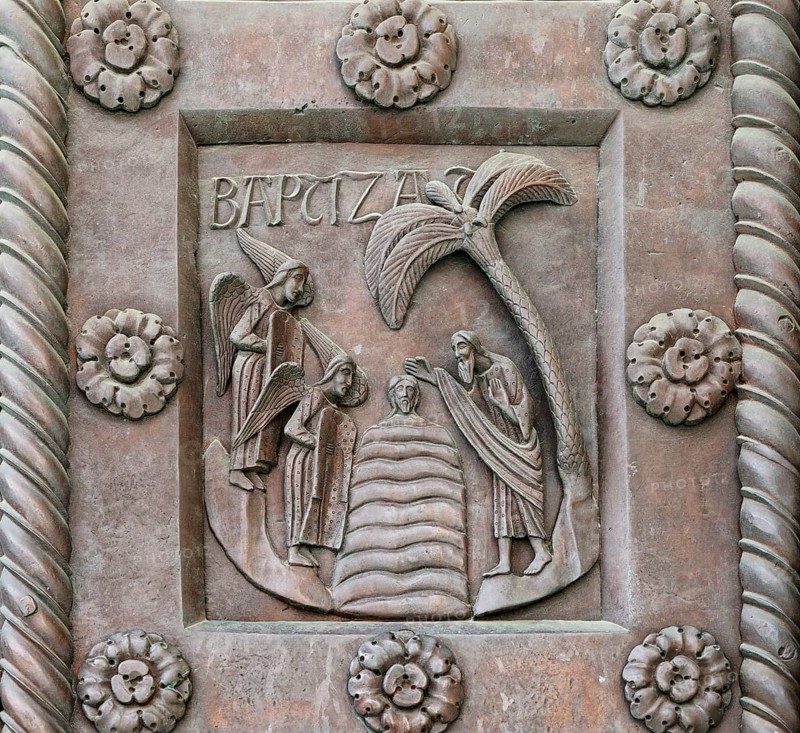 John the Baptist baptising Jesus in the Jordan, detail Porta di San Ranieri, sculptor Bonanus of Pisa, Bonanno Pisano, 1180, Romanesque, Cathedral, Cattedrale Metropolitana Primaziale di Santa Maria Assunta, Miracles Square, Piazza dei Miracoli also Campo dei Miracoli, Piazza del Duomo, Pisa, Tuscany, Italy, UNESCO World Heritage Site, Europe