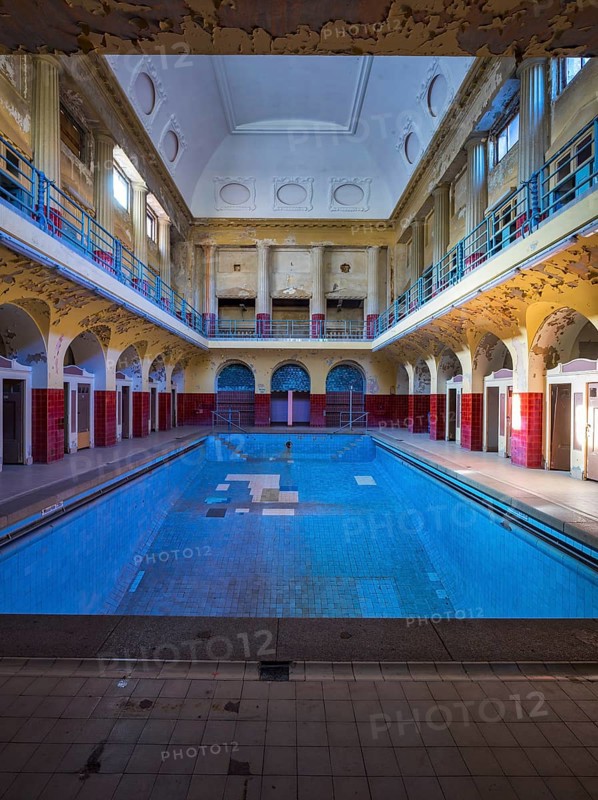 The Stadtbad is a building that was used as an indoor swimming pool for 88 years in the northern suburb of Leipzig. In 2004, the baths were closed due to structural defects. A foundation is working to renovate and revitalise the building. Women's swimming pool