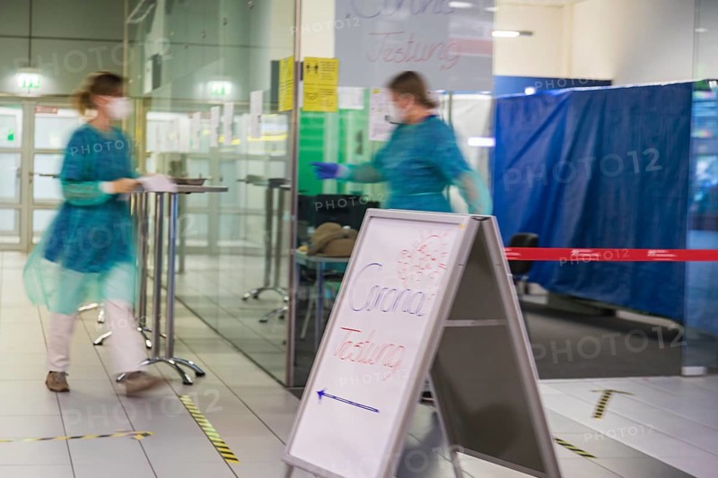 The Saxon Corona Test Centres for air travellers officially go into operation on Monday, 3 August, at Dresden and Leipzig Halle Airports. Employees of KV Saxony take the tests