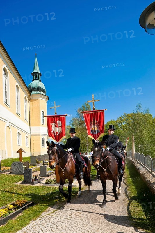 Every year at Easter there are about 5 processions in Lusatia, each with about 200 riders. The Catholic Church continues old Sorbian rites here. Thousands of spectators watch the impressive cavalcades