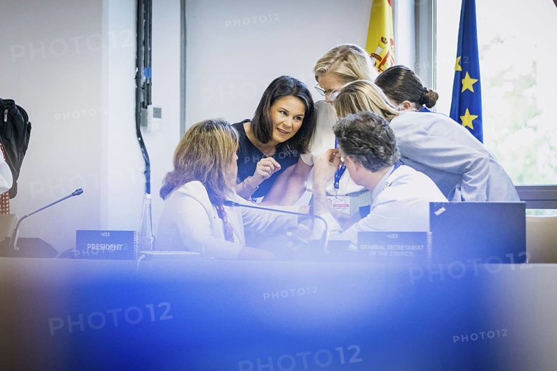 Annalena Baerbock (Buendnis 90 Die Gruenen), Bundesaussenministerin gemeinsam mit Vertretern der EU vor der letzten EU Konsultation, aufgenommen im Rahmen der COP28 in Dubai, 11.12.2023