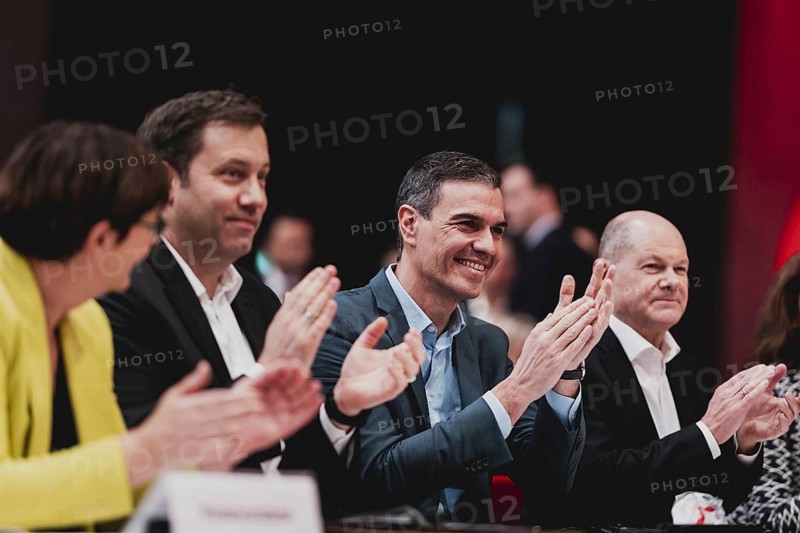 (L-R) Saskia Esken, Bundesvorsitzender der SPD, Lars Klingbeil, SPD-Parteivorsitzender, Pedro Sanchez, Ministerpraesident von Spanien und PSOE-Vorsitzender, und Olaf Scholz (SPD), Bundeskanzler, aufgenommen im Rahmen des Bundesparteitags der Sozialdemokr