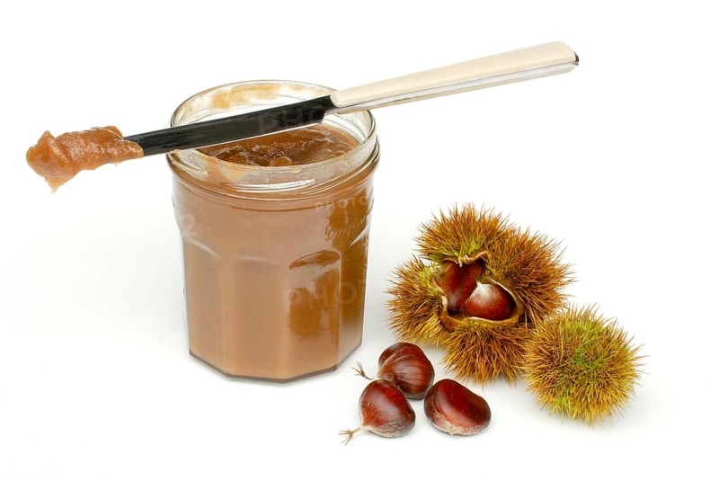 Chestnut jam in jar and chestnut jam, chestnut, chestnut, chestnut, chestnut, chestnut, chestnut, chestnut, chestnut, chestnut (Castanea sativa)