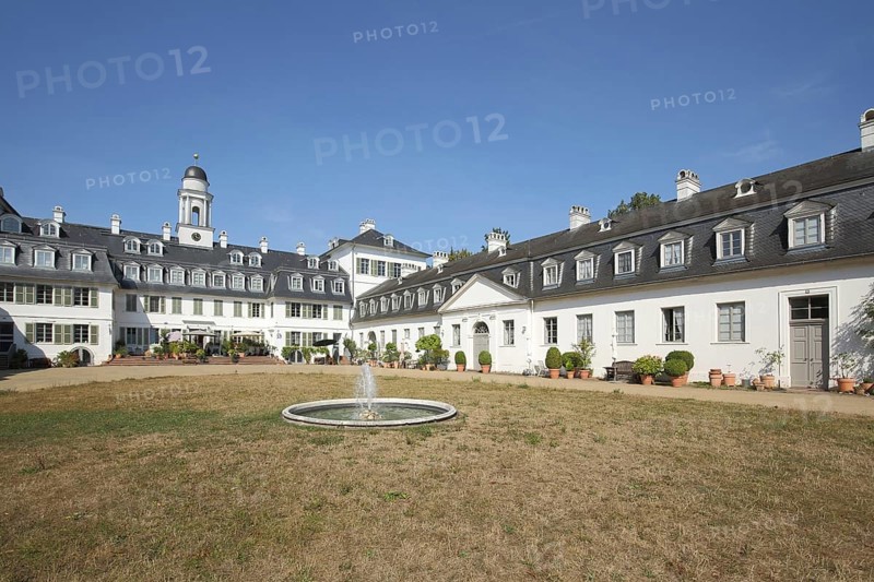 Inner courtyard with fountain of the baroque Rumpenheim Castle, white, Rumpenheim, Main, Offenbach, Hesse, Germany, Europe