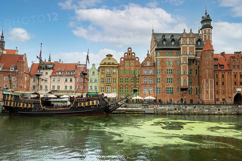 Motlawa River with buildings in the Old Town, Pomeranian Voivodeship, Gdansk, Poland, Europe