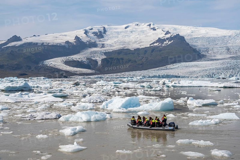 Boats with tourists in the glacier lagoon, ice lagoon Fjallsárlón, ice floes in front of glacier Fjallsjökull, Vatnajökull, Hornafjörður, Iceland, Europe
