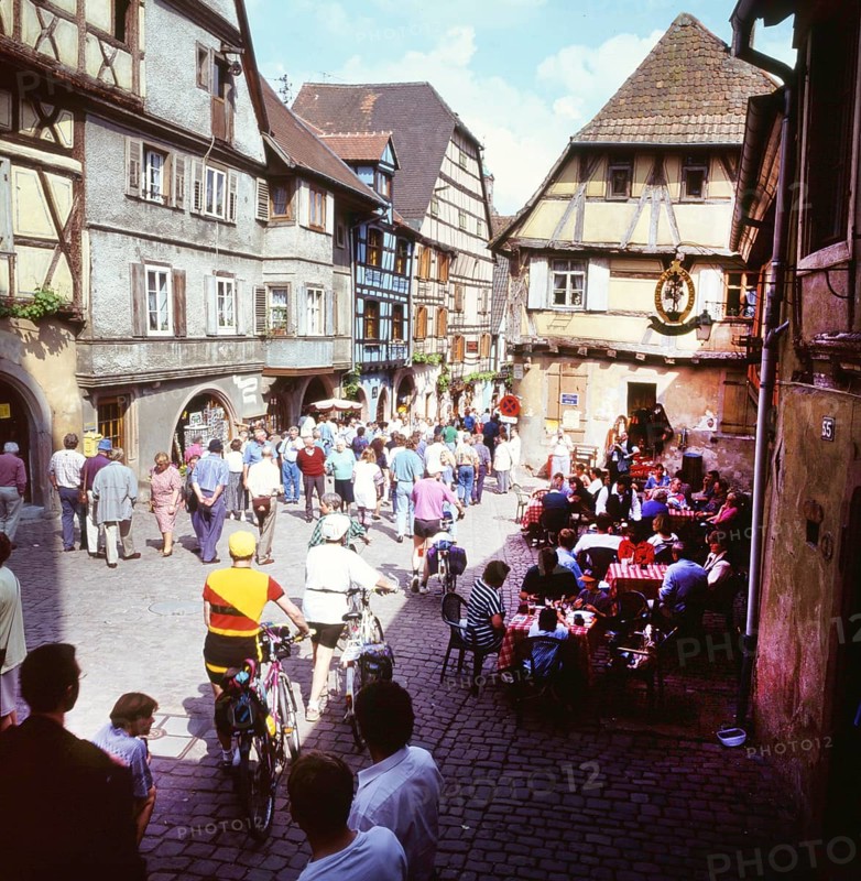 A bicycle tour through the Alsace, here on 11.05.1994 near Kayserberg, on a vineyard route is not only an effort but also a feast for the eyes in terms of landscape and towns. Kayserberg, FRA, France, Europe