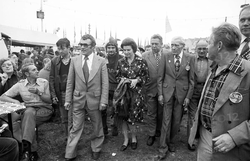 Politics, discussion, folklore, dance, song and play are the ingredients of the DKP's UZ festival in the Rhine meadows on 19.9.1975 with star guest Valentina Tereshkova (USSR cosmonaut) in Düsseldorf. Valentina Tereshkova (m. and Max Reimann (r.), Germany, Europe