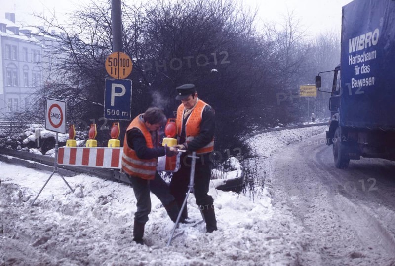 DEU, Germany: The historical slides from the 80-90s, Ruhr area. Smog alert with traffic closure.84-5