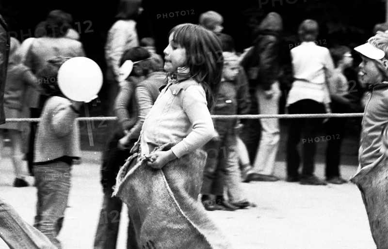 The children's parties of the Young Pioneers (JP) of the children's organisation of the DKP, modelled on the GDR, were intended to offer children entertainment during the holidays through sack races, egg races and all kinds of games and to give their parents ideas here on 31 May 1975 in Wuppertal, Cologne and Krefeld, Germany, Europe