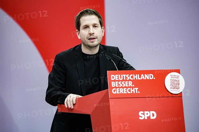 Kevin Kuehnert, SPD-Generalsekretaer, aufgenommen im Rahmen des Bundesparteitages der Sozialdemokratischen Partei Deutschland (SPD) in Berlin, 08.12.2023. Von Freitag bis Sonntag beraten die Delegierten ueber aktive Standort- und Industriepolitik, ein Ja