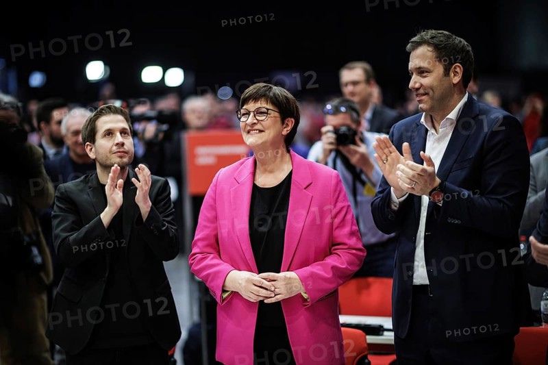 (L-R) Kevin Kuehnert, SPD-Generalsekretaer, Saskia Esken, SPD-Parteivorsitzende, und Lars Klingbeil, SPD-Parteivorsitzender, aufgenommen im Rahmen des Bundesparteitages der Sozialdemokratischen Partei Deutschland (SPD) in Berlin, 08.12.2023. Von Freitag