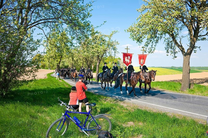 Every year at Easter there are about 5 processions in Lusatia, each with about 200 riders. The Catholic Church continues old Sorbian rites here. Thousands of spectators watch the impressive cavalcades