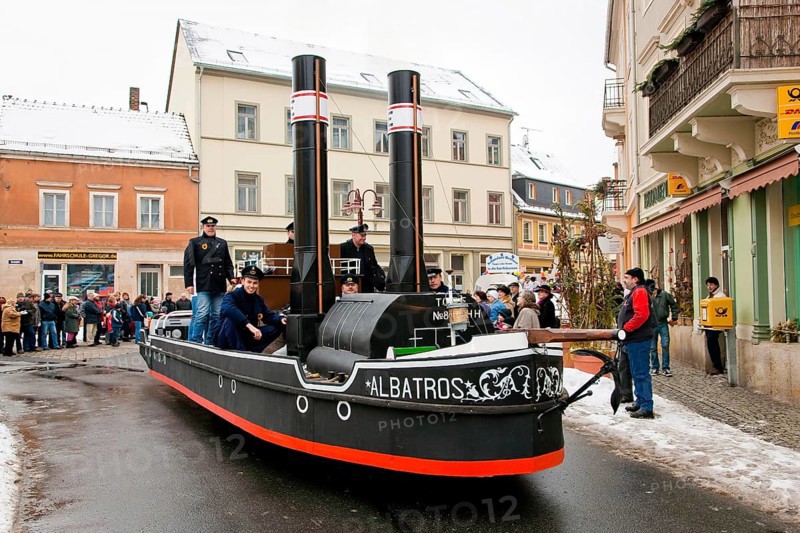 The traditional carnival parade in Bad Schandau marks the end of the boatmen's carnival parades in Saxon Switzerland. The Flecklmänner and large replicas of the Elbe steamers are a local speciality