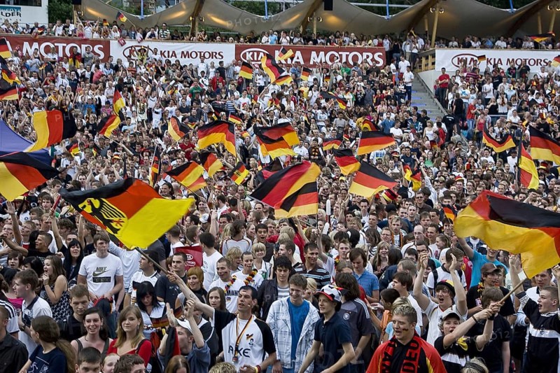 Public viewing on the banks of the Elbe in Dresden, as here for the 2006 European Football Championships, will also take place in 2010 on the grounds of the Filmnächte am Elbufer, where the matches from South Africa will be broadcast on a screen