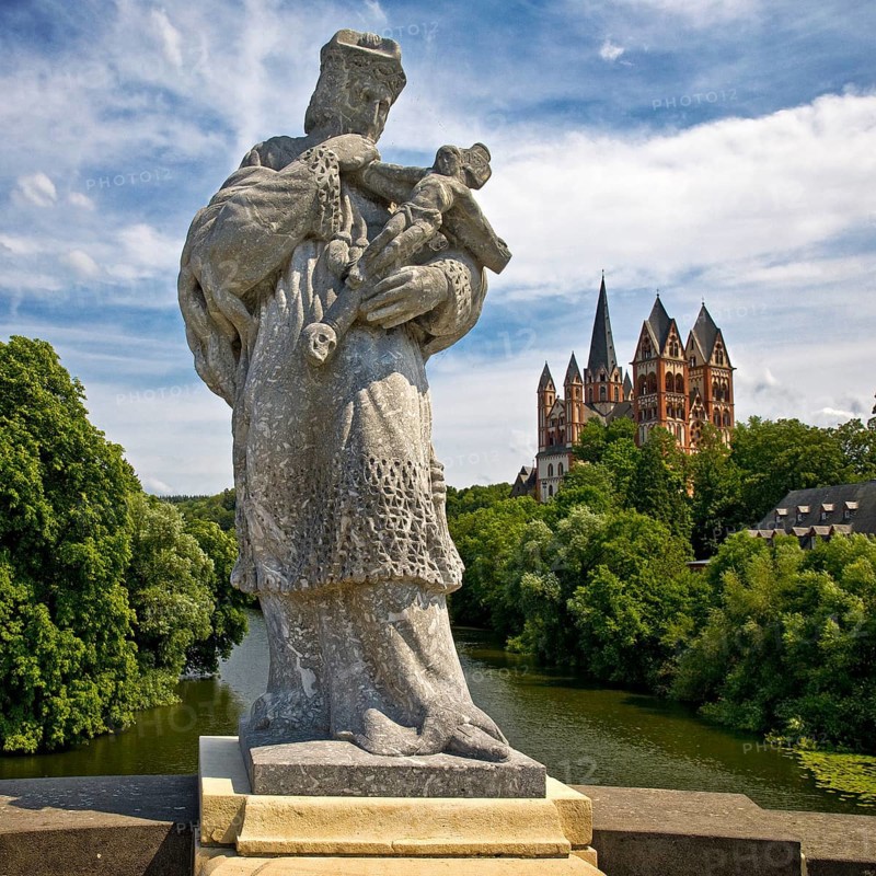Statue of the bridge saint Nepomuk on the Old Lahn Bridge with Limburg Cathedral St. George, Limburg an der Lahn, Hesse, Germany, Europe