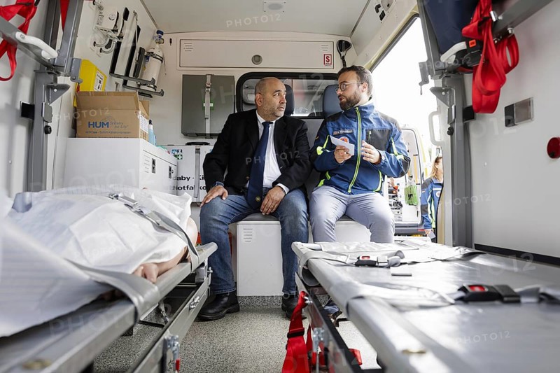 Omid Nouripour, Federal Chairman of Bündnis 90 Die Grünen, Bonn, 18.07.2023. Visit to the Federal Office of Civil Protection and Disaster Assistance. Demonstration in the ambulance., Bonn, Germany, Europe