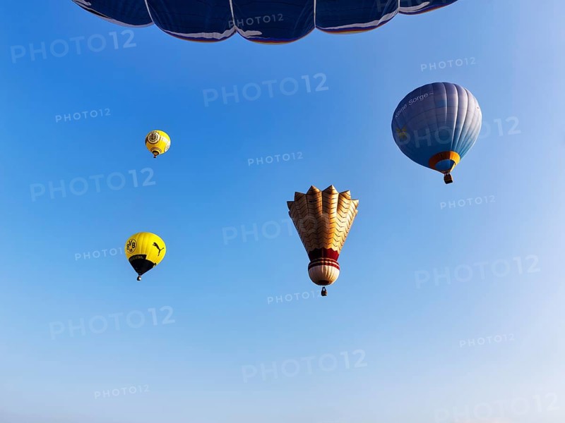Four hot air balloons rise into the air, shuttlecock, advertising for BVB, view from below, mass launch, hot air balloon festival, 26th Warsteiner International Montgolfiade, Warstein, Sauerland, North Rhine-Westphalia, Germany, Europe