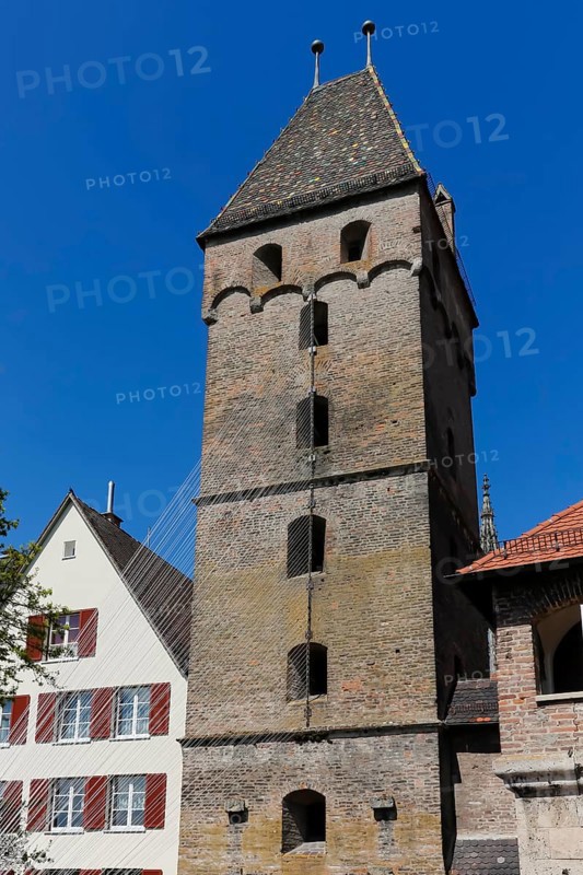 Metzgerturm with an installation by Johannes Pfeiffer, temporary art in public space, contemporary art, rope installation, wire ropes, blue sky, historical building, city gate of the medieval city fortification, Ulm, Baden-Württemberg, Germany, Europe