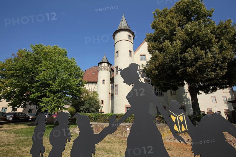 Figures from the fairy tale Snow White and the Seven Dwarfs in front of the late Gothic castle built approx. 1340 in Lohr am Main, Lower Franconia, Franconia, Spessart, Bavaria, Germany, Europe
