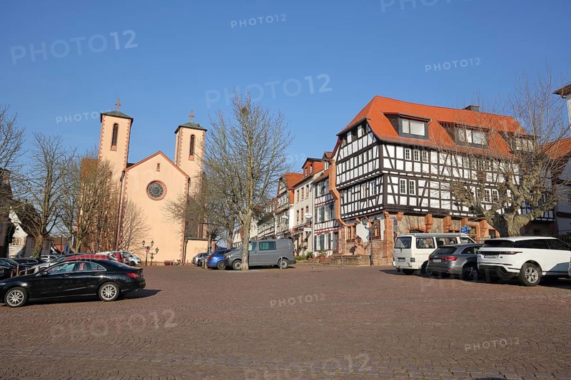Obermarkt with Romanesque St. Peter's Church, St. Peter's Church and half-timbered house, Gelnhausen, Hesse, Germany, Europe