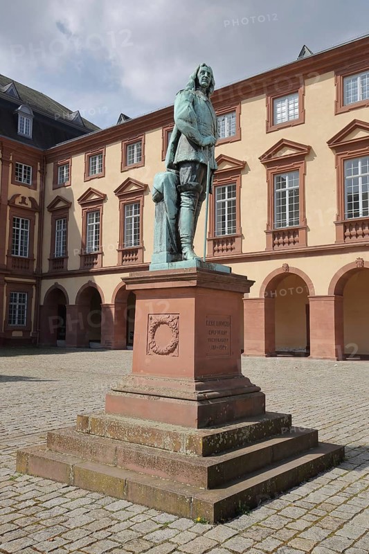 Statue of Palatine Elector Carl Ludwig 1617-1680, Monument, Court of Honour, Castle, Mannheim, Hesse, Germany, Europe